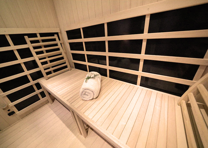 Salt stone sauna is combined with infrared rays to help relieve